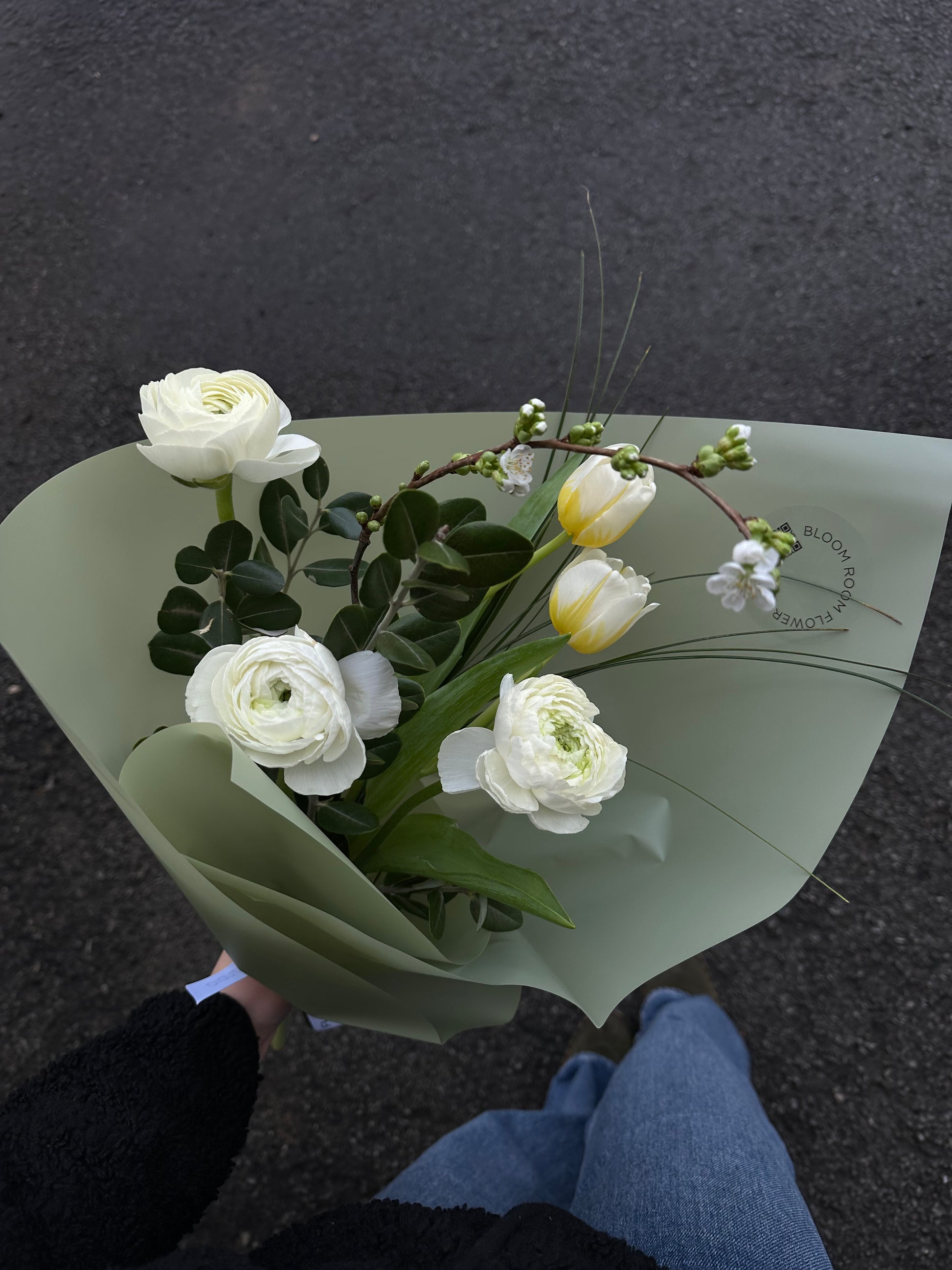 Valgete ranunkuluste ja kollaste tulbilehtede kimp | Белый ранункулюс и желтые тюльпаны | White ranunculus and yellow tulips bouquet