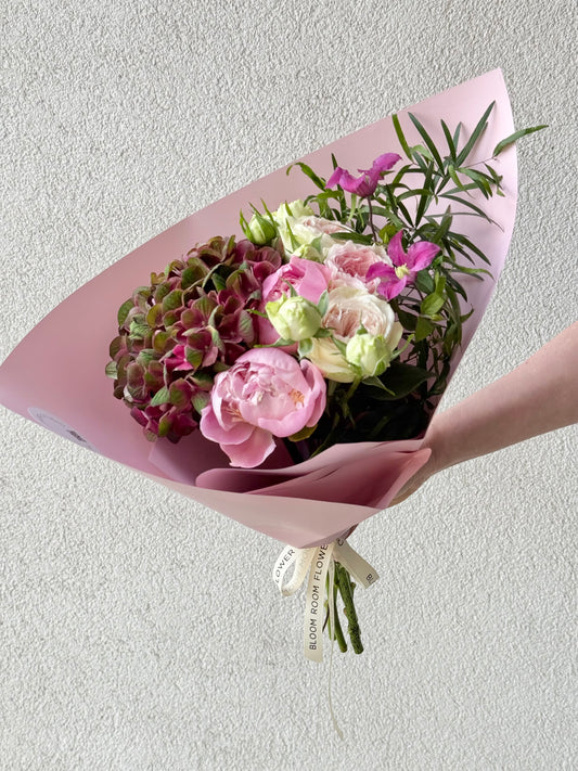 A beautiful "Time To Wine" Art Bouquet with red hydrangea, pink peonies, clematis, and garden roses | Элегантный букет "Time To Wine" из красных гортензий, розовых пионов, клематиса и садовых роз | A stunning "Time To Wine" Art Bouquet featuring red hydrangeas, pink peonies, clematis, and garden roses – BloomRoom.ee, värsked lilled Tallinnas