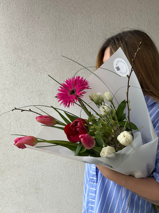Luksuslik lillekimp, millel on Gerbera, prantsuse tulbid ja pojeng | Роскошный цветочный букет с герберой, французскими тюльпанами и пионами | Luxury flower bouquet featuring Spider Gerbera, French tulips, and peony