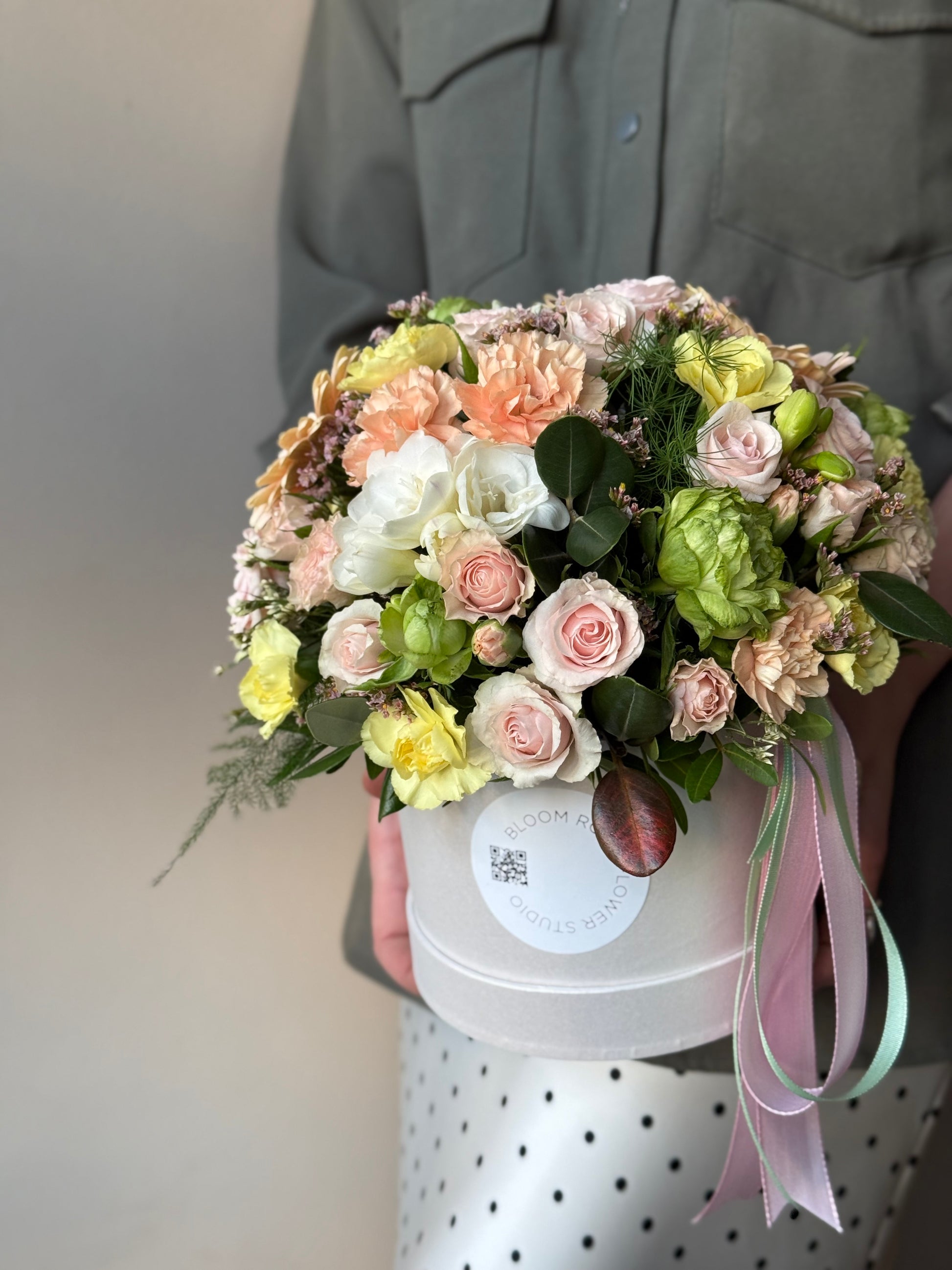 Luksuslik Midi Bloom Box lilledega, pehmelt roosade ja kollaste õitega | Роскошная композиция Midi Bloom Box с нежными розовыми и желтыми цветами | Luxurious Midi Bloom Box floral arrangement with soft pink and yellow flowers