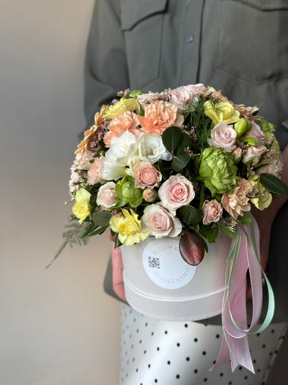 Luksuslik Midi Bloom Box lilledega, pehmelt roosade ja kollaste õitega | Роскошная композиция Midi Bloom Box с нежными розовыми и желтыми цветами | Luxurious Midi Bloom Box floral arrangement with soft pink and yellow flowers