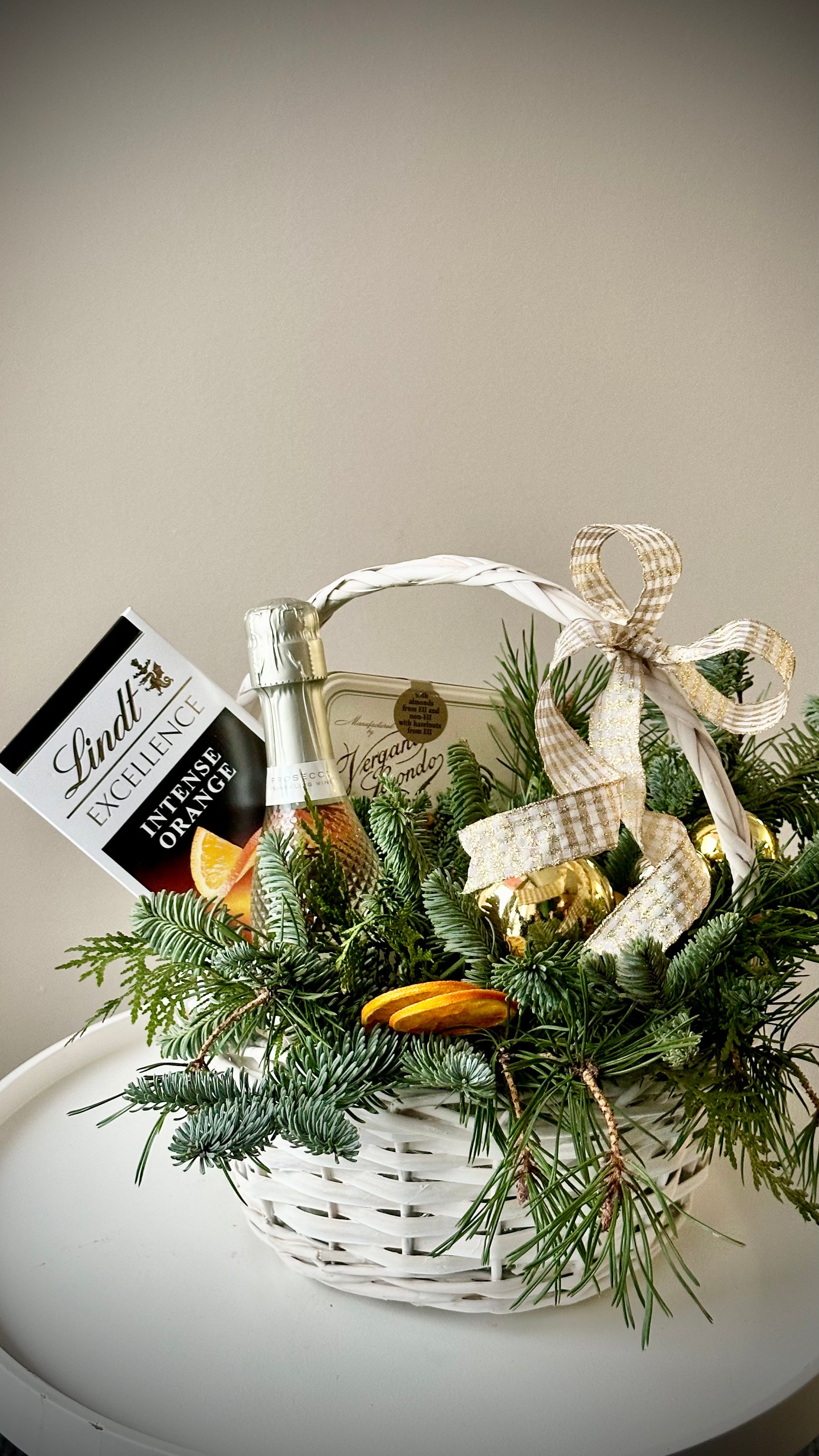 Küpsetuskorv, kus on Prosecco, Lindt šokolaad ja viiruk | Корзина с просекко, шоколадом Lindt и ветками | Christmas basket with Prosecco, Lindt chocolate, and greenery
