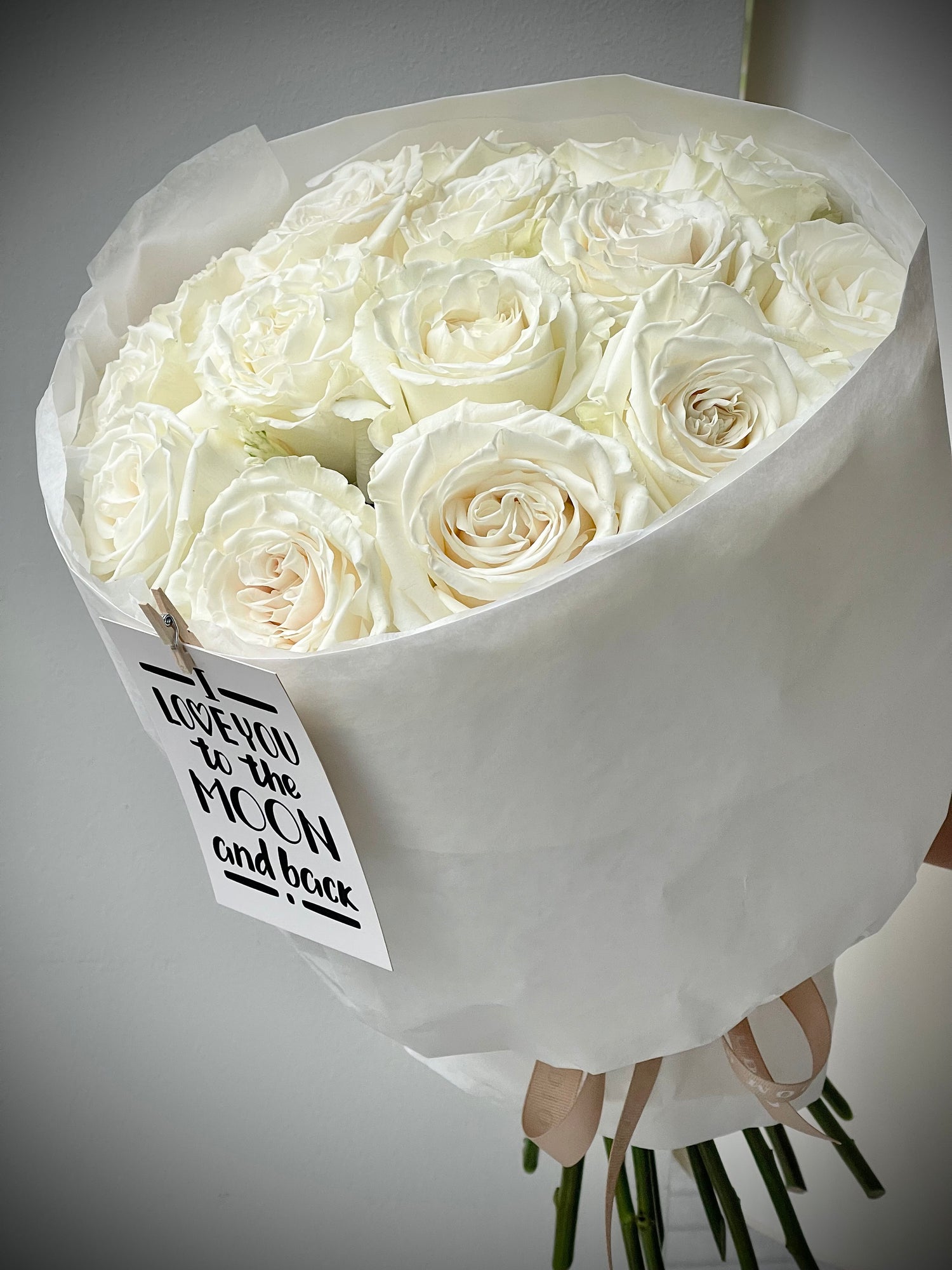Premium "Playa Blanca" White roses showcase a pure and elegant beauty. With a rich, creamy hue and velvety petals, these roses offer a stunning and long-lasting display.
