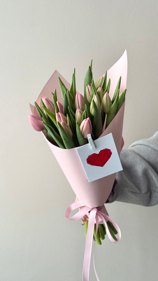 "Kiss me!" with pink Tresor tulips – BloomRoom.ee, fresh flowers in Tallinn