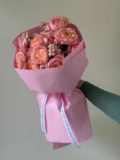 “Julietta” spray roses with symphorycarpos