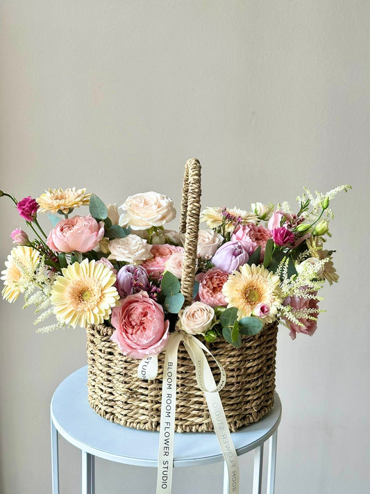 Flower Basket with spring mix flowers – BloomRoom.ee, fresh flowers in Tallinn