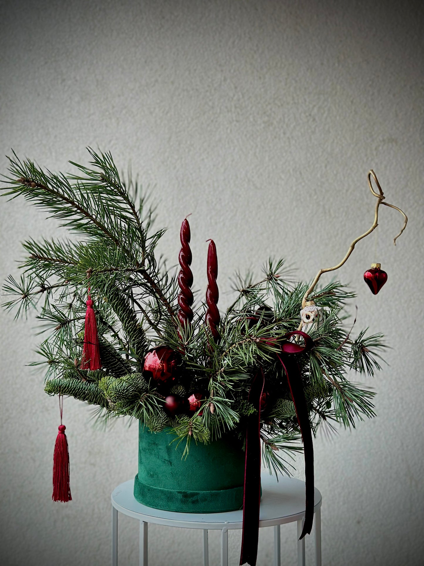 Jõuluhõnguline lillekompositsioon heleroheline kast, punased küünlad ja ehted | Рождественская композиция в зеленом букете с красными свечами | Christmas flower arrangement in a green box with red candles and decorations