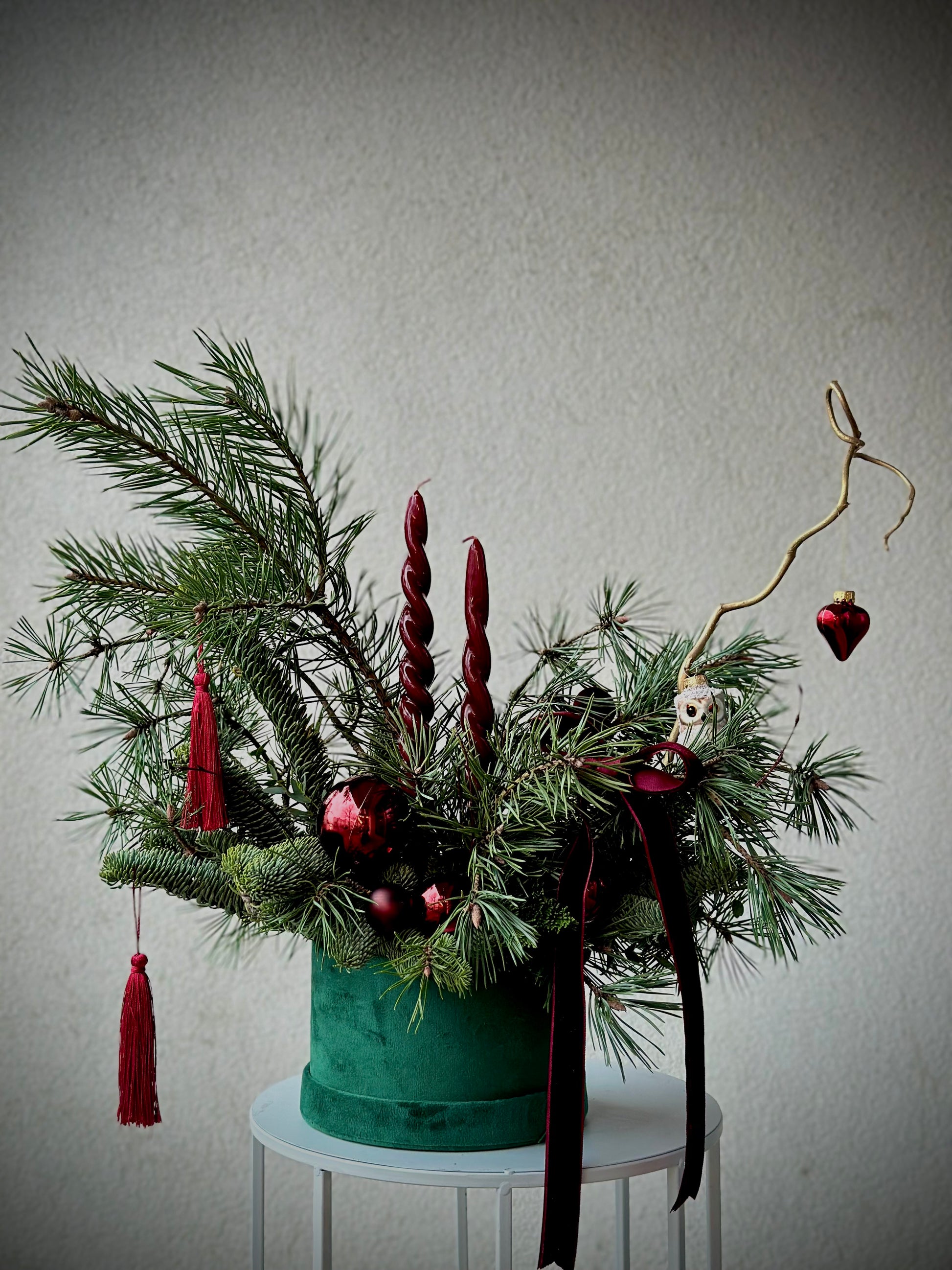 Jõuluhõnguline lillekompositsioon heleroheline kast, punased küünlad ja ehted | Рождественская композиция в зеленом букете с красными свечами | Christmas flower arrangement in a green box with red candles and decorations