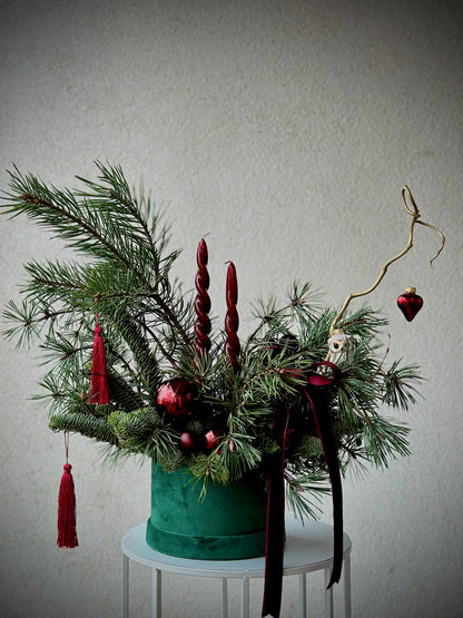 Jõuluhõnguline lillekompositsioon heleroheline kast, punased küünlad ja ehted | Рождественская композиция в зеленом букете с красными свечами | Christmas flower arrangement in a green box with red candles and decorations