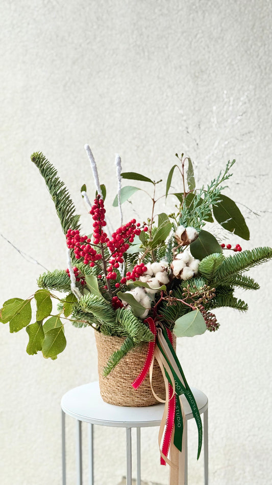 Christmas Basket – BloomRoom.ee, värsked lilled Tallinnas