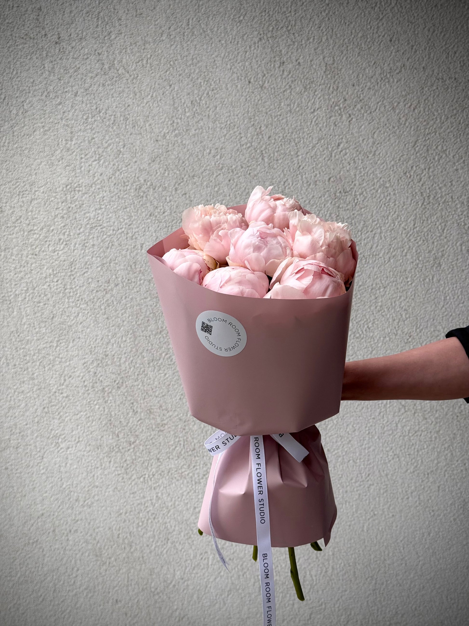 7 Pioni "Nancy Nora" kergelt roosaka paberiga | 7 пионов "Нэнси Нора" на светло-розовой бумаге | 7 Peonies "Nancy Nora" wrapped in light pink paper