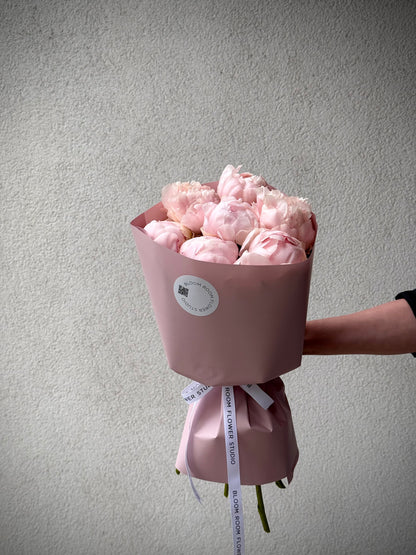 7 Pioni "Nancy Nora" kergelt roosaka paberiga | 7 пионов "Нэнси Нора" на светло-розовой бумаге | 7 Peonies "Nancy Nora" wrapped in light pink paper