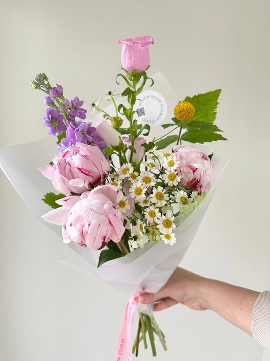"Think Pink" Art Bouquet – BloomRoom.ee, fresh flowers in Tallinn