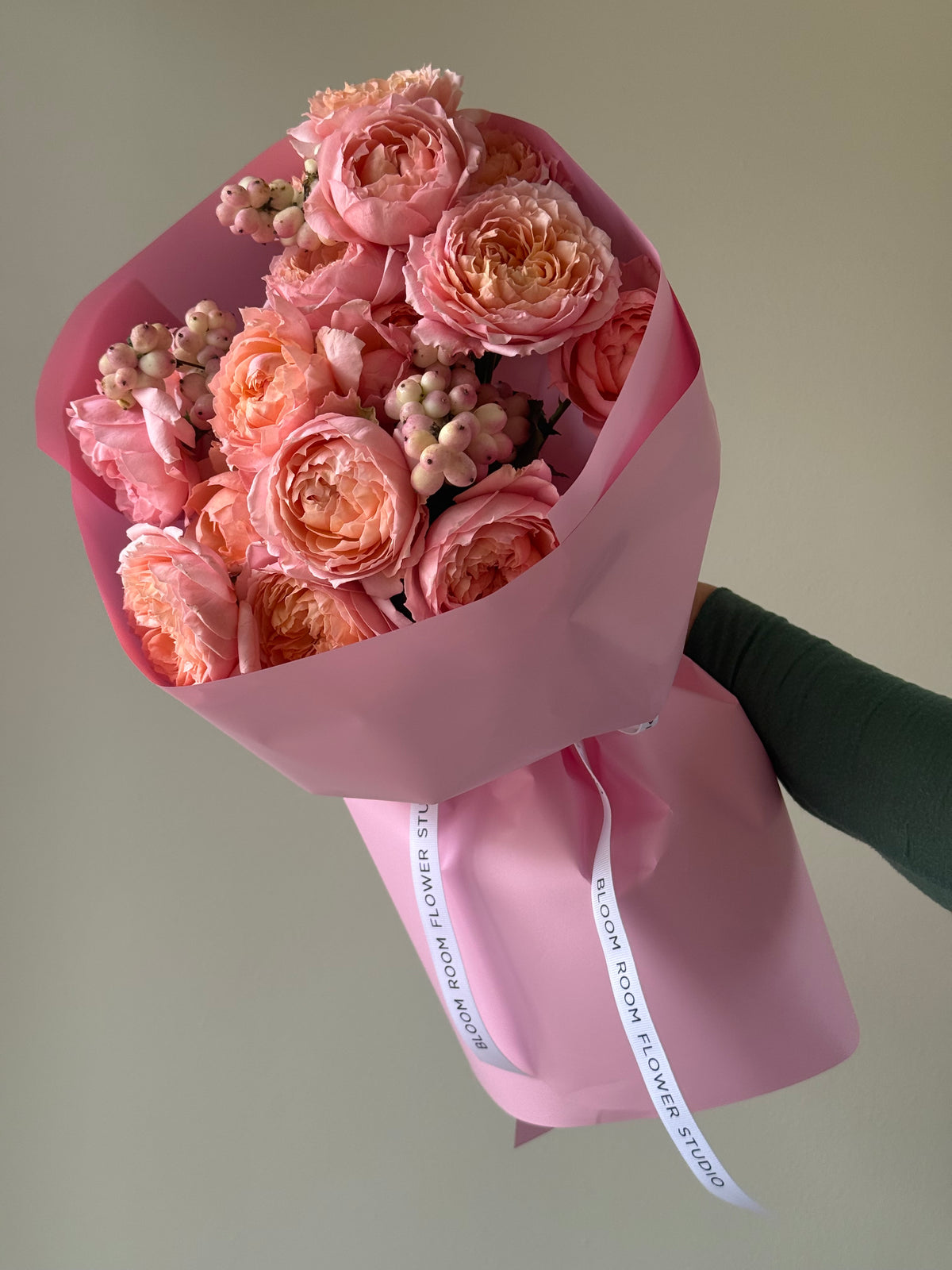 “Julietta” spray roses with symphorycarpos