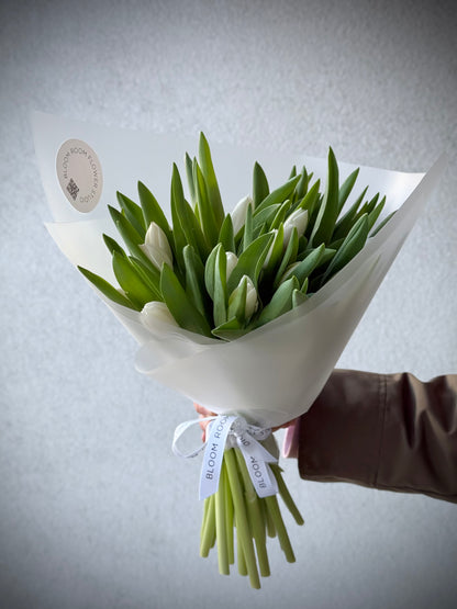 Valge tulbikimp veekindlas paberis | Букет белых тюльпанов в водостойкой бумаге | Bouquet of white tulips in waterproof paper