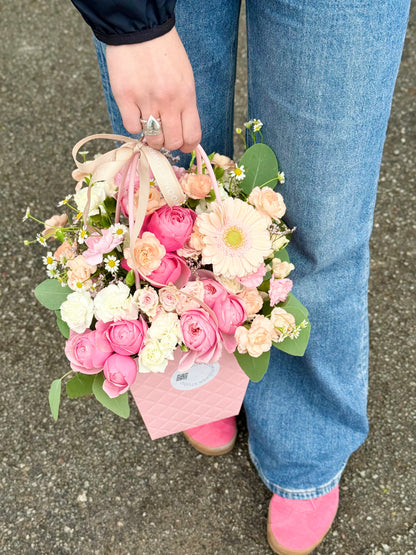 Roosa lillekimp, Dianthus, Martricaria ja rohelised aktsendid, The Tote Flower Bag in Pink | Розовый цветочный букет с диантусами и маргаритками, The Tote Flower Bag in Pink | Pink flower arrangement with Dianthus and Matricaria, The Tote Flower Bag in Pink