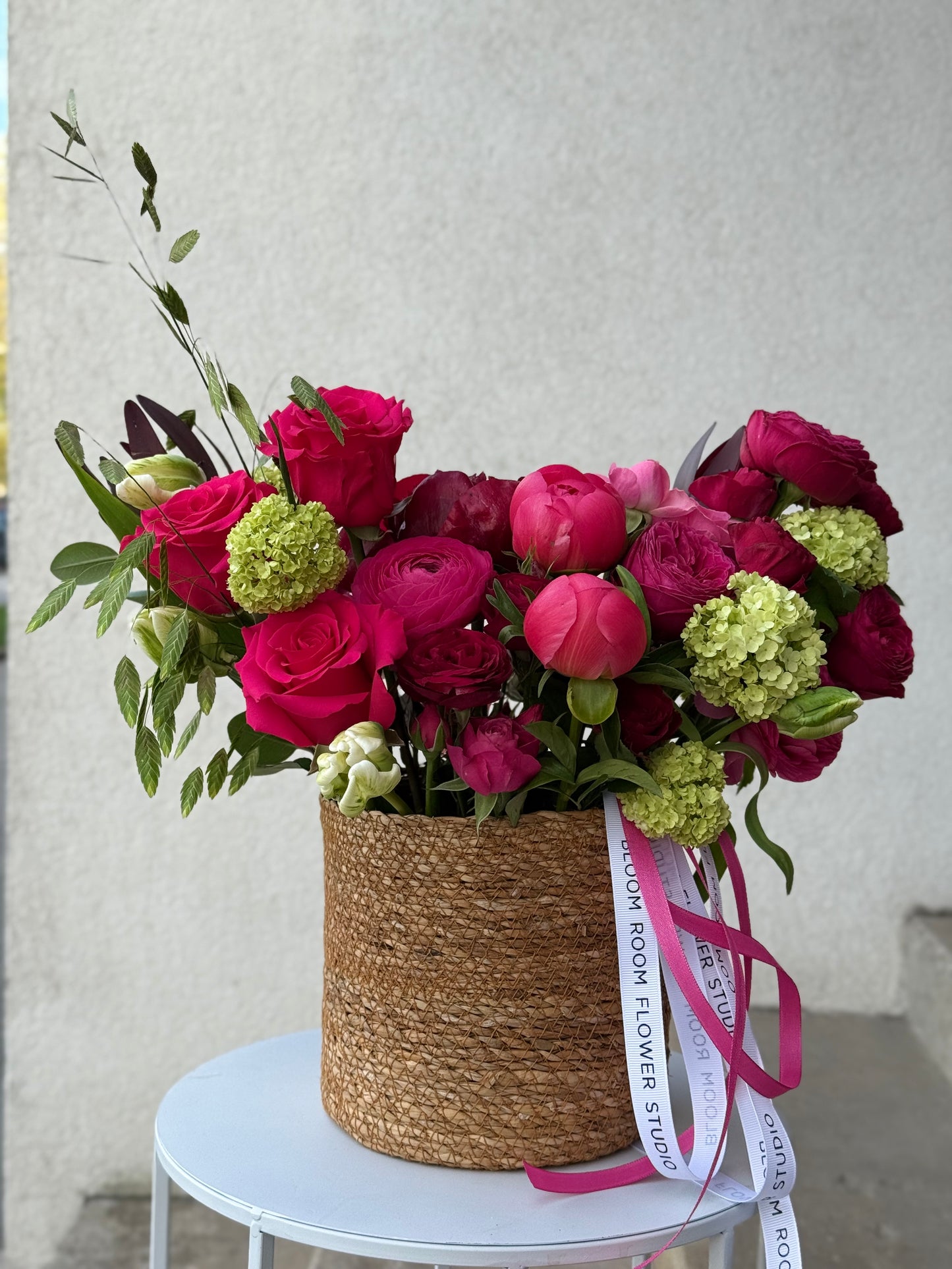 Kaunid roosid ja pioniad korvis | Красивые розы и пионы в корзине | Beautiful roses and peonies in a basket