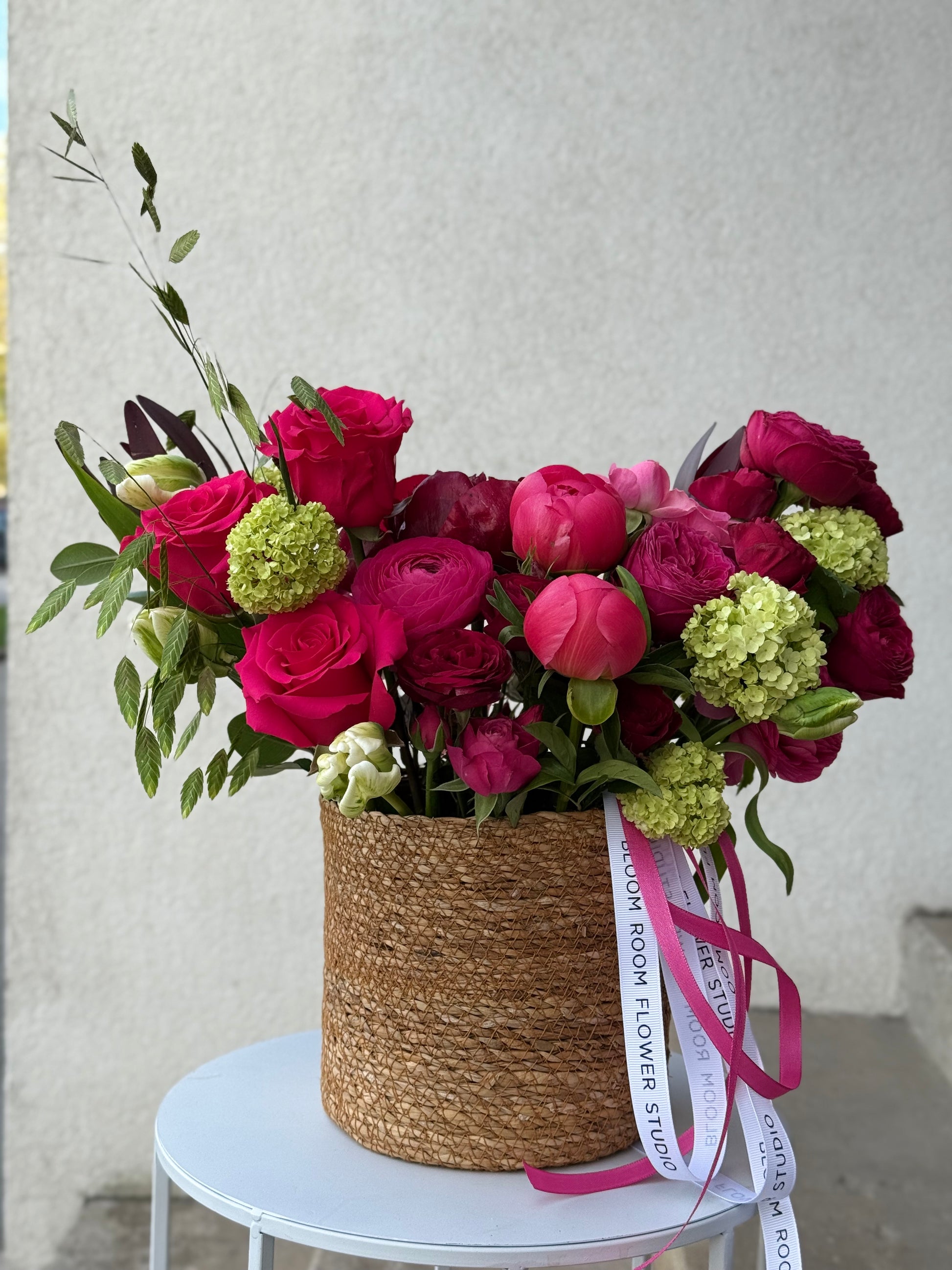 Kaunid roosid ja pioniad korvis | Красивые розы и пионы в корзине | Beautiful roses and peonies in a basket