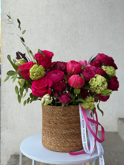 Kaunid roosid ja pioniad korvis | Красивые розы и пионы в корзине | Beautiful roses and peonies in a basket