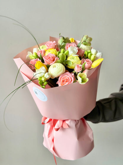 Armastus on... Grand Bouquet, koos rooside, tulbi, ranunculus ja fresiatega | Букет «Любовь есть...», розы, тюльпаны, ранункулюсы и фрезии | "Love is..." Grand Bouquet with roses, tulips, ranunculuses, and fresia