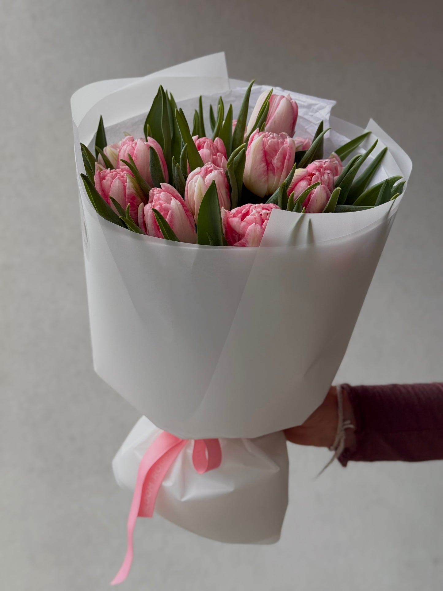 Kaheksa kaunis kaheinine roosa tulpe valge pakendis | Двенадцать розовых тюльпанов в белой упаковке | 15 double pink tulips wrapped in white paper