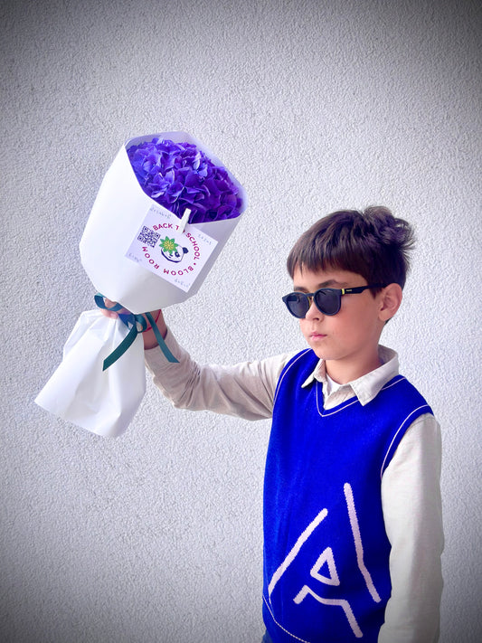 Sinine hortensia veekindlas paberis, kaunistatud "Tagasi kooli" kaardiga | Синяя гортензия в водонепроницаемой бумаге с открыткой "Назад в школу" | Blue hydrangea wrapped in waterproof paper with a 'Back to School' card