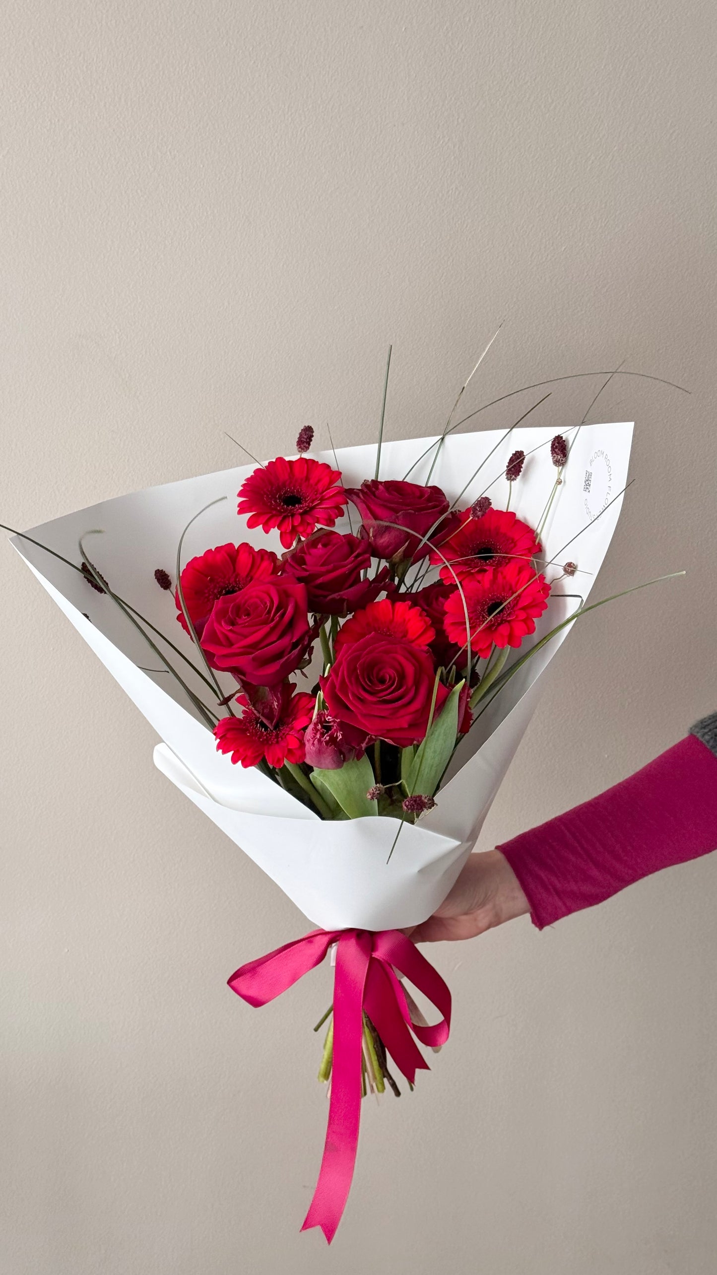 Kiss Me " Art Bouquet punane rooside, gerberade ja tulbiga kimp | Букет "Поцелуй меня" из красных роз, гербер и тюльпанов | "Kiss Me" Art Bouquet with red roses, gerberas, and tulips