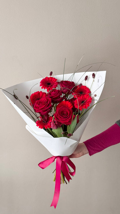Kiss Me " Art Bouquet punane rooside, gerberade ja tulbiga kimp | Букет "Поцелуй меня" из красных роз, гербер и тюльпанов | "Kiss Me" Art Bouquet with red roses, gerberas, and tulips
