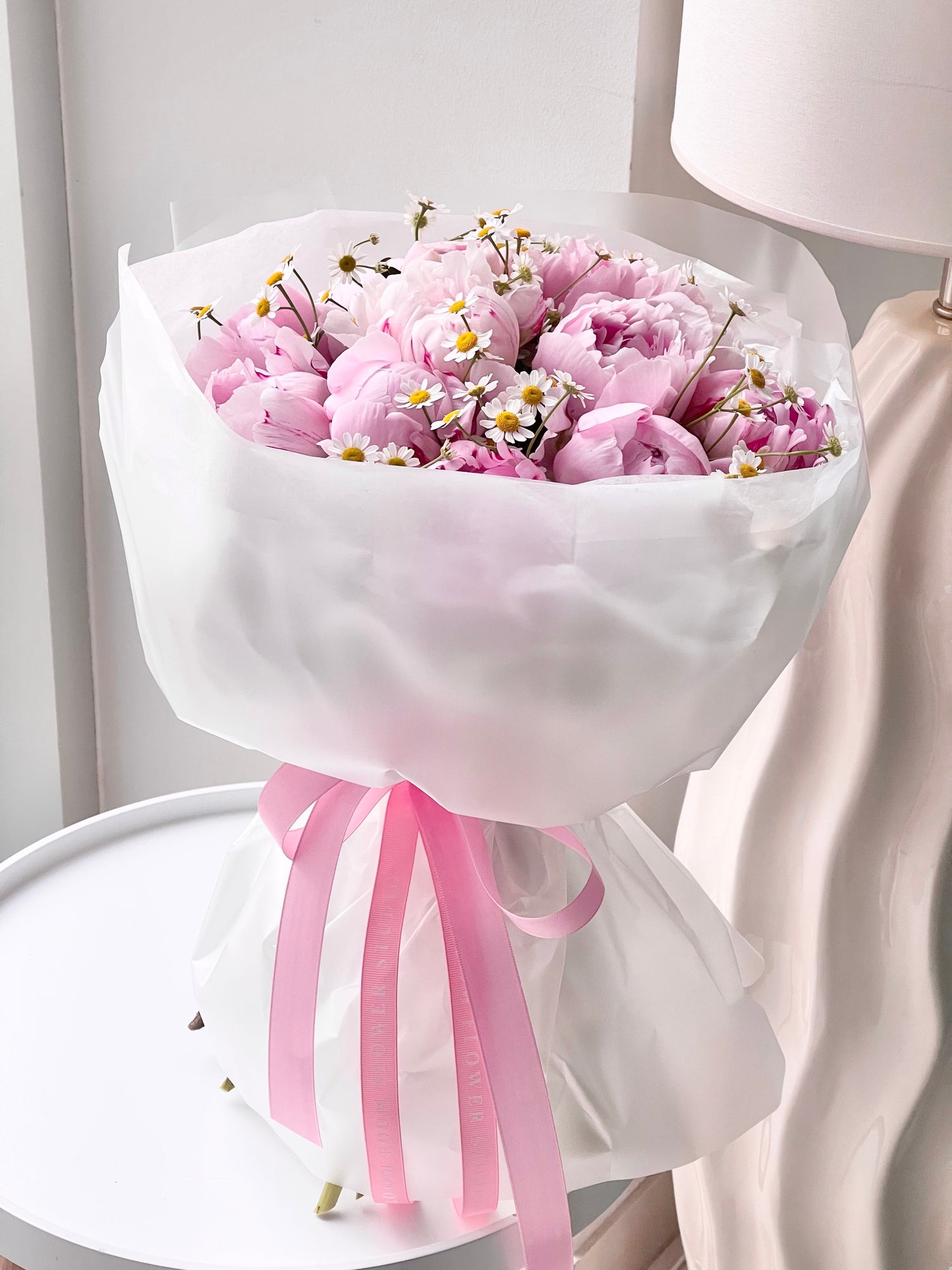 Авторский весенний арт-букет пионами  от лучшего флориста Таллинна / Signature spring bouquet with tulips, daffodils, and ranunculus by the best florist in Tallinn / Kevadine signatuurkimp tulpide, nartsisside ja ranunkulitega Tallinna parimalt floristilt.