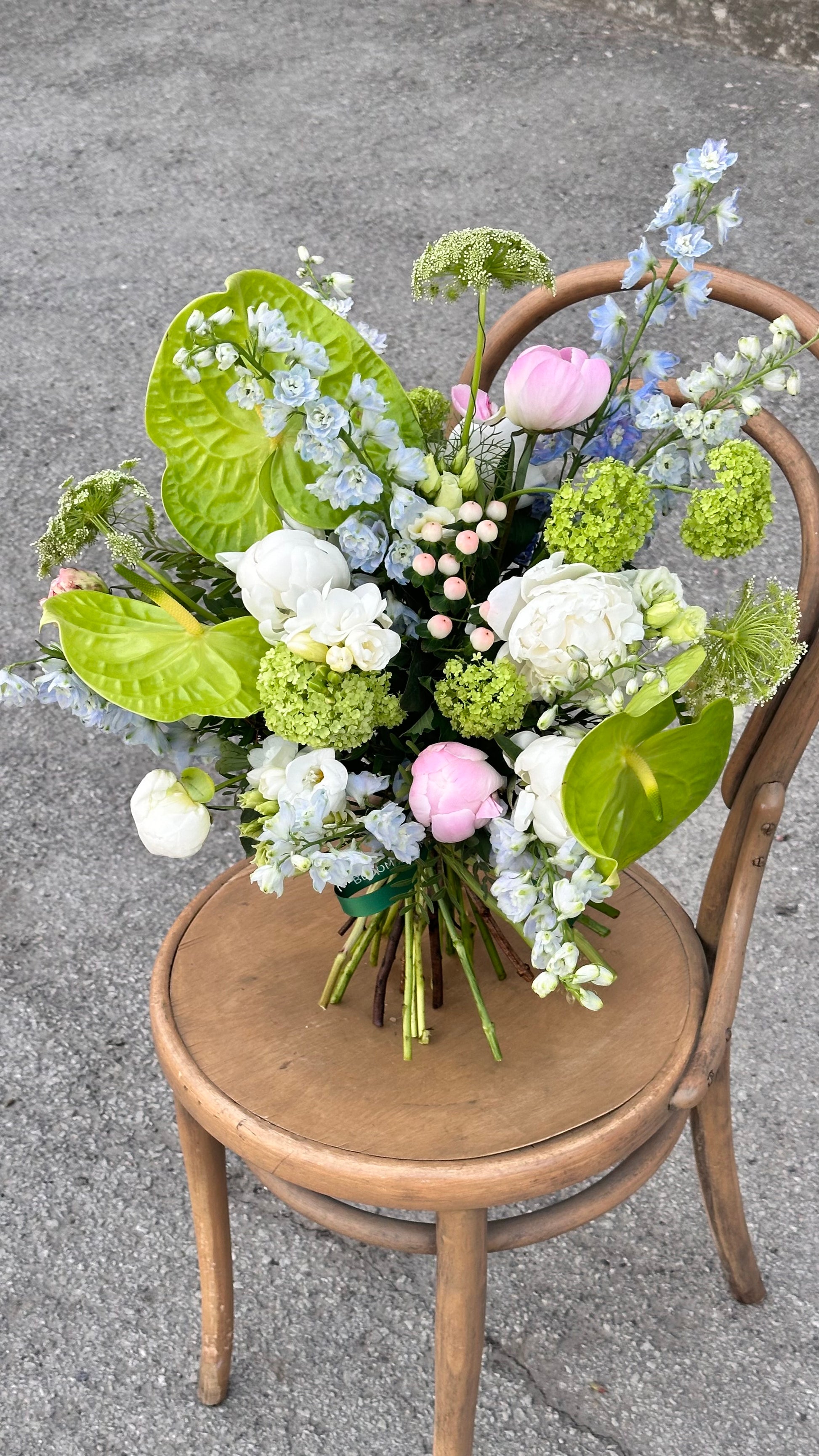 Eksootiline WOW kimbu, roheline anthurium, valged pioni, sinine delphinium | Экзотичный WOW букет, зеленый антуриум, белые пионы, синий делфиний | Exotic WOW bouquet with green anthurium, white peonies, blue delphinium.