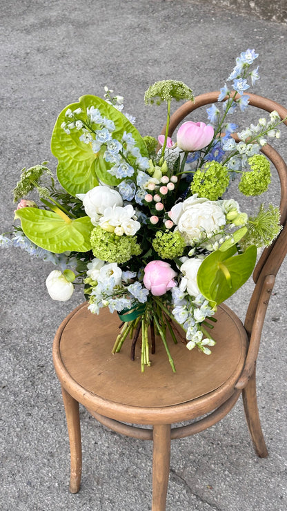 Eksootiline WOW kimbu, roheline anthurium, valged pioni, sinine delphinium | Экзотичный WOW букет, зеленый антуриум, белые пионы, синий делфиний | Exotic WOW bouquet with green anthurium, white peonies, blue delphinium.