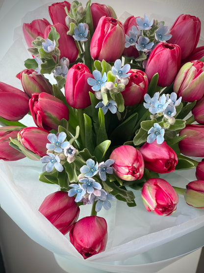 Punased tulpide ja siniste unustamata lillede kimp | Красный тюльпан с синими незабудками | Red tulips with blue forget-me-nots bouquet