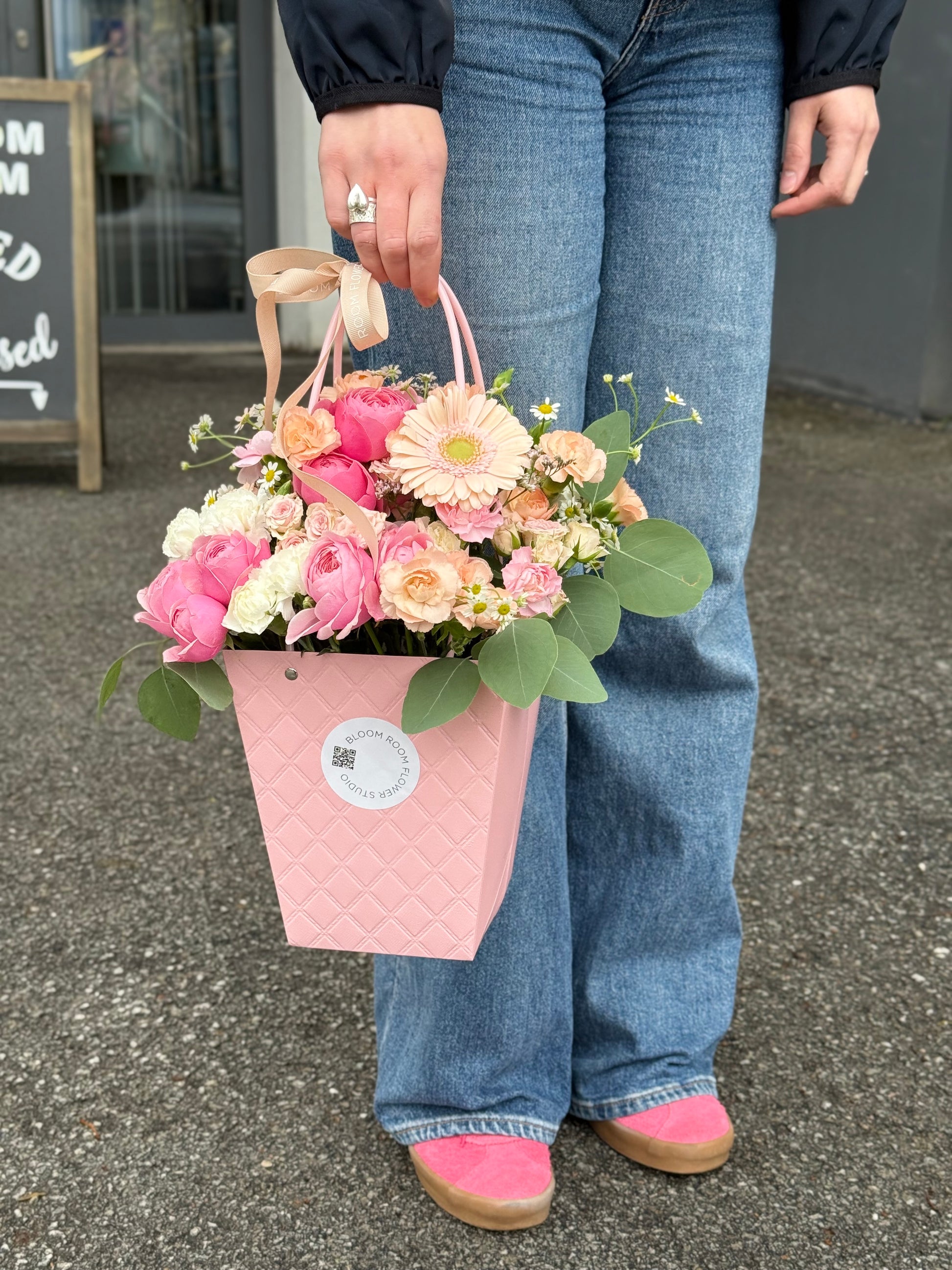 Roosa lillekott, kus on Silvia roosid, Dianthus ja Matricaria | Розовая цветочная сумка с розами и матрикарией | The Tote Flower Bag in Pink with roses and greens