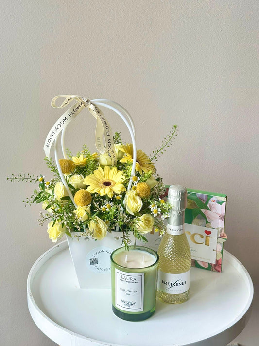 Gift idea! Flower bag with candle, mini Prosecco and Merci chocolate – BloomRoom.ee, fresh flowers in Tallinn