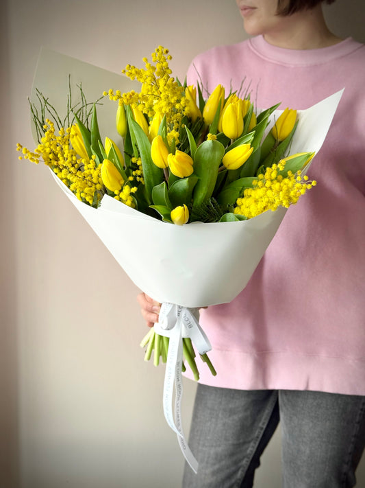 Kollased tulpide ja mimose lilled luksuslikus kimbu kingituses | Роскошный букет с желтыми тюльпанами и мимозой | Luxury bouquet of yellow tulips and mimosas