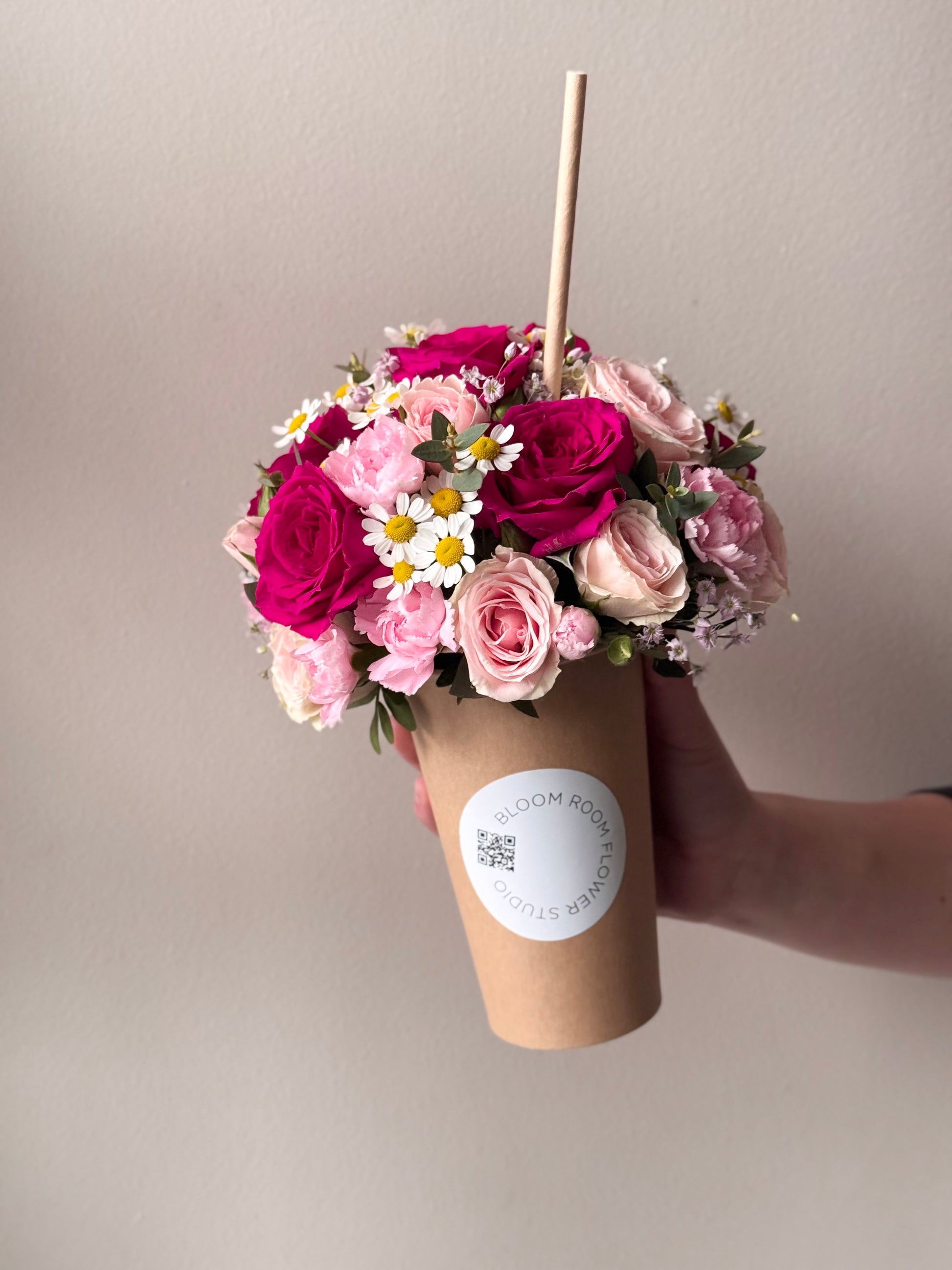 Lillede parem puhtas lillekogus | Цветочная композиция в стакане | Flower arrangement in a cup of delicate roses and daisies