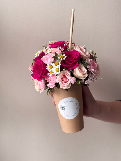Lillede parem puhtas lillekogus | Цветочная композиция в стакане | Flower arrangement in a cup of delicate roses and daisies