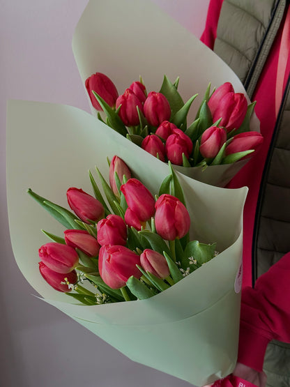 Punase tulbi kimbud rohelises paberis | Букеты красных тюльпанов в зеленой упаковке | Red tulip bouquets wrapped in green paper