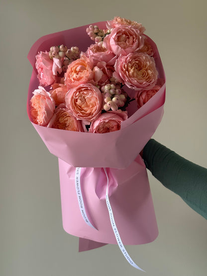 “Julietta” spray roses with symphorycarpos