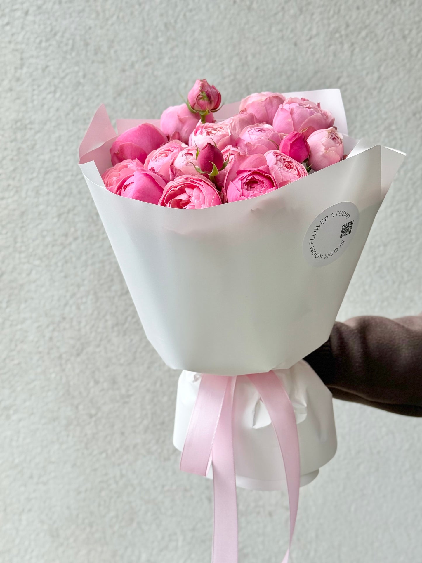 Silvia Pink rooside lilleseade valges pakendis | Букет Silvia Pink роз в белой упаковке | Flower arrangement of Silvia Pink roses in white wrapping