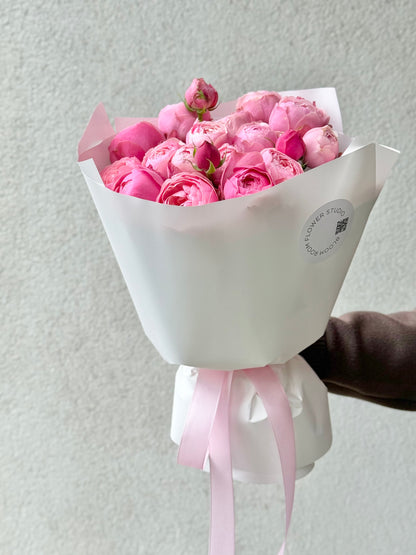 Silvia Pink rooside lilleseade valges pakendis | Букет Silvia Pink роз в белой упаковке | Flower arrangement of Silvia Pink roses in white wrapping
