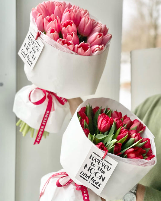 Roosad tulbid luksuslikus valges paberkattes | Роскошные розовые тюльпаны в белой бумаге | Luxury pink tulips in white paper wrapping – BloomRoom.ee, свежие цветы в Таллине