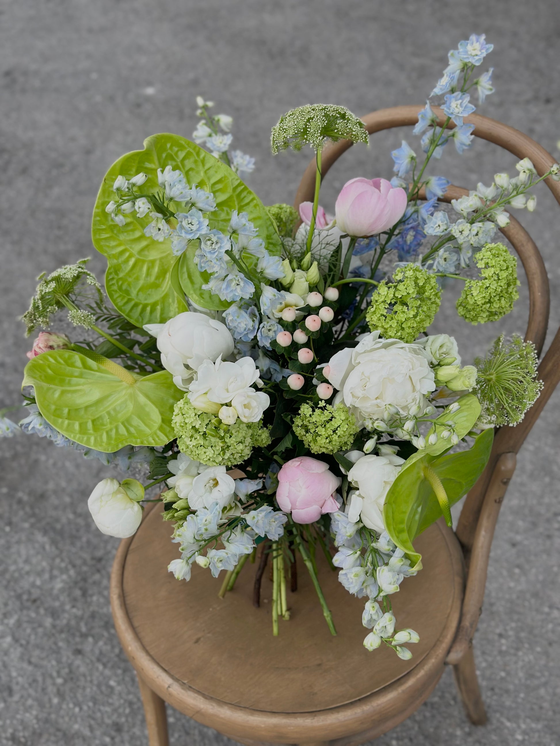 Eksootiline WOW lillekimp roheline anthurium, sinine delphinium, valged ja roosad pojengid | Экзотичный БУКЕТ WOW зеленый антуриум, синий делфиниум, белые и розовые пионы | Exotic WOW bouquet green anthurium, blue delphinium, white and pink peonies