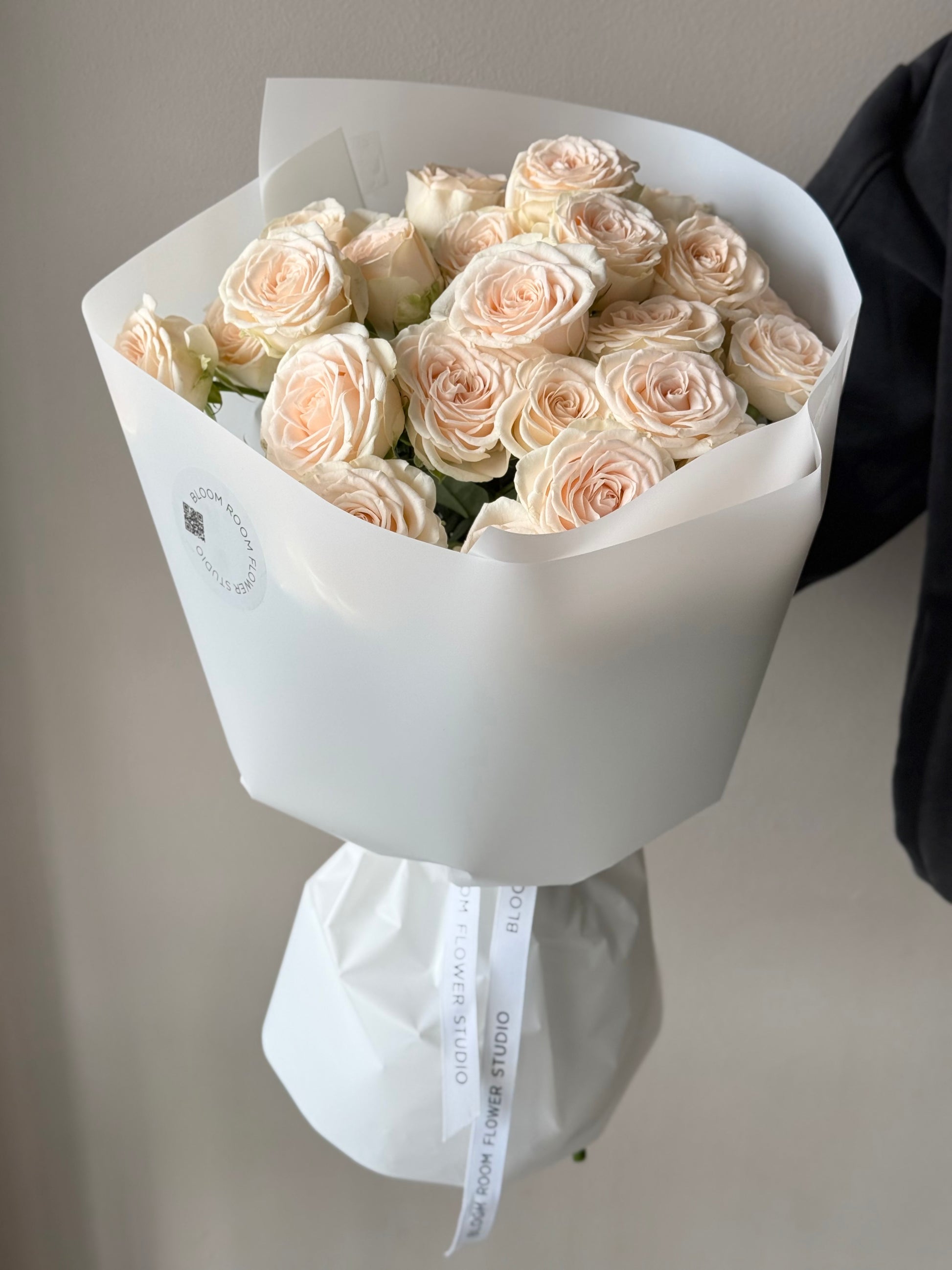 Roosa rohemarje valge paberi ja beeži paelaga | Розы в белой бумаге с бежевай лентой | Elegant bouquet of spray roses wrapped in white paper with beige ribbon
