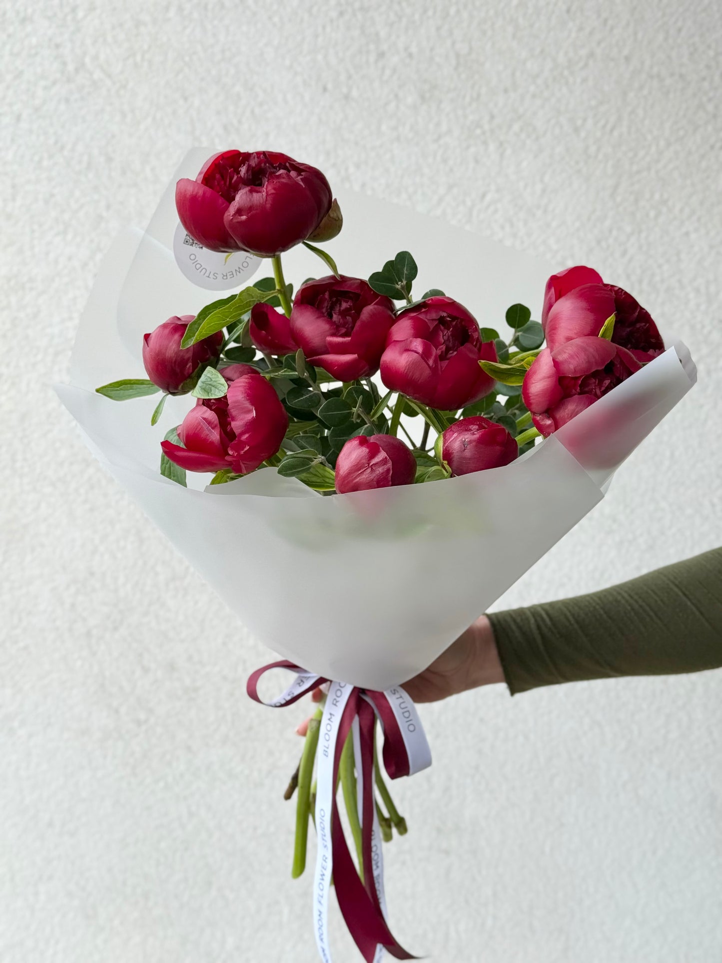 9 Punast Charm Pionit kaunis mähitud valgesse paberisse | 9 Красных Шарма Пионов, красиво завернутых в белую бумагу | 9 Red Charm Peonies wrapped elegantly in white paper