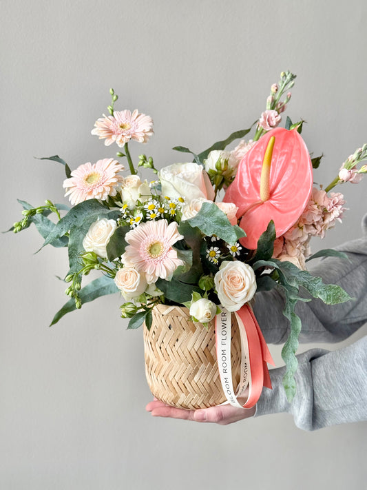 "Tropical sound" Basket – BloomRoom.ee, fresh flowers in Tallinn