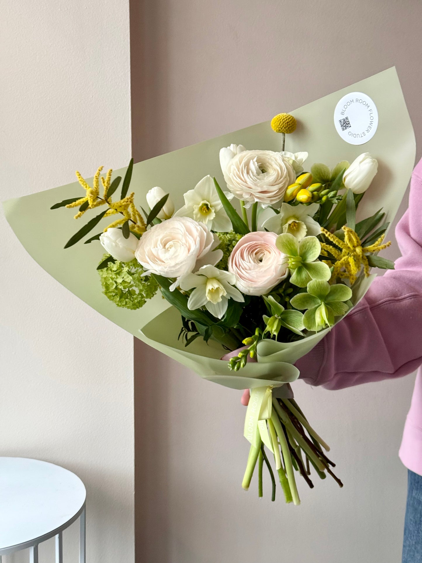 Kallig ilus lillekimp, millel on ranunkulused, helleboored, nartsissid ja neist säravad kollased õied | Элегантный букет с ранункулюсами, хеллеборами, нарциссами и яркими желтыми цветами | A beautiful bouquet featuring ranunculus, hellebores, narcissus, and vibrant yellow flowers.