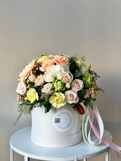 Luksuslik Midi Bloom Box lillekompositsioon, kaunid värvilised lilled | Роскошная композиция цветов Midi Bloom Box, нежные оттенки | Luxurious Midi Bloom Box flower arrangement, beautiful pastel flowers