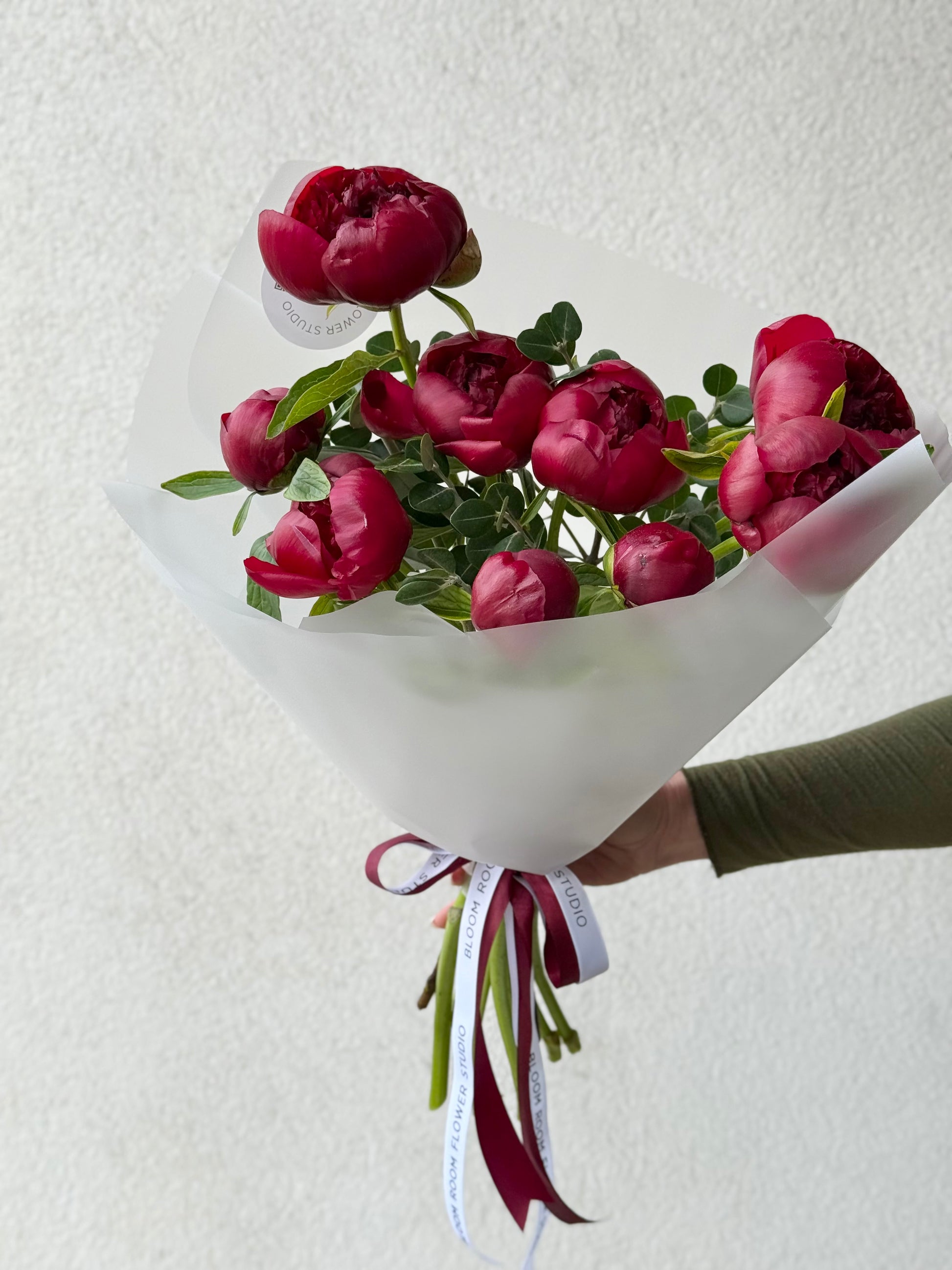 9 Punast Charm Pooniat mätas paberkotis bränditud ribadega | 9 Красных Шармов Пионов, завернутых в матовую бумагу | 9 Red Charm Peonies wrapped in matte paper with branded ribbons