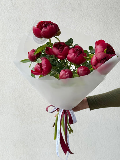 9 Punast Charm Pooniat mätas paberkotis bränditud ribadega | 9 Красных Шармов Пионов, завернутых в матовую бумагу | 9 Red Charm Peonies wrapped in matte paper with branded ribbons